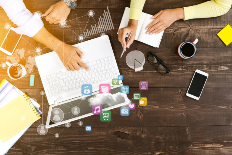 Kolaborasi digital marketing melalui social media influencer.