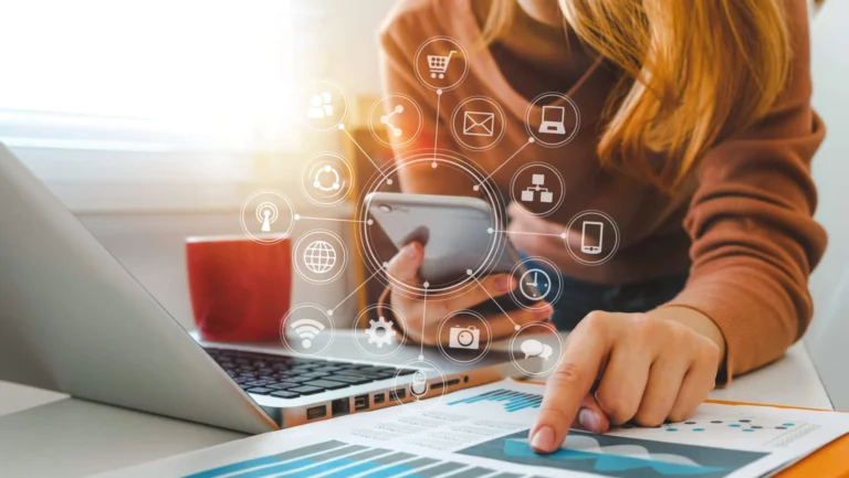 Social media, digital, smartphone, laptop, bisnis, marketing, komunikasi, online, teknologi, interaksi.