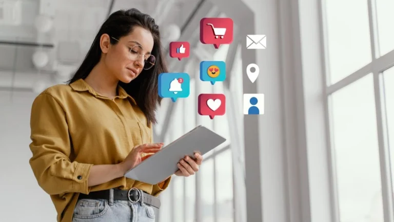 Social media, tablet, notifikasi, like, komunikasi, interaksi, digital, online, bisnis, engagement.