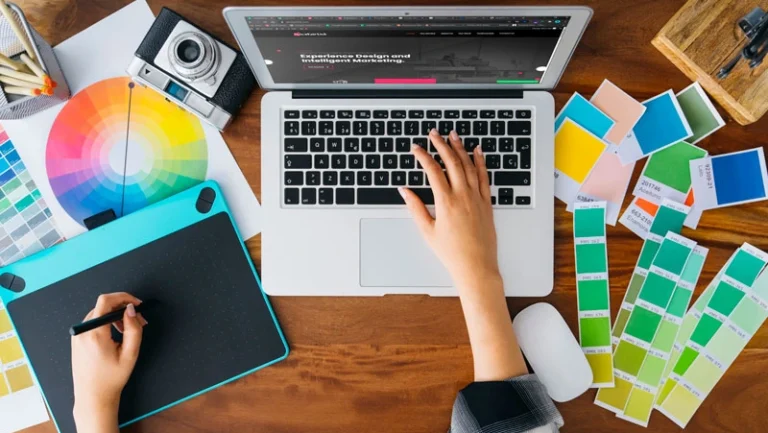 Desain website, palet warna, laptop, tablet grafis, kreativitas, digital, UI/UX, artistik.